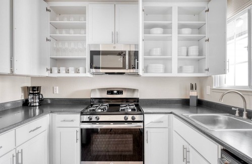 Foster City Apartment | Sleek Foster City 2BR w/Gym, Pool & W/D, nr San Pedro Sq, by Blueground