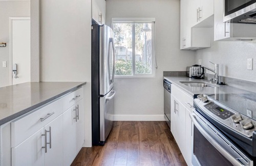 Foster City Apartment | Sleek Foster City Studio w/ Pool, W/D, Gym, near highways, by Blueground