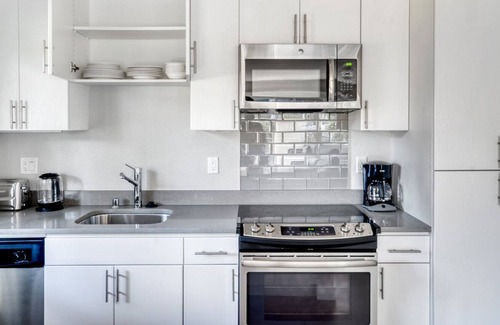 Foster City Apartment | Sleek Foster City Studio w/ Pool, W/D, Gym, near highways, by Blueground