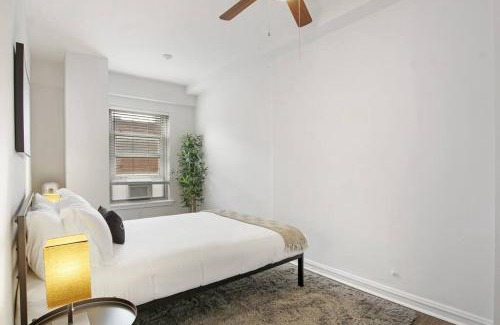 Hyde Park Apartment | Sleek & Functional 2-Bedroom Apt - Hyde Park 405