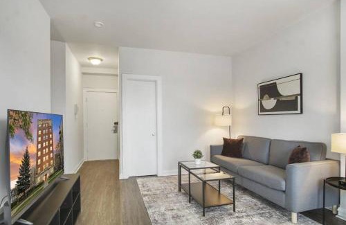 Hyde Park Apartment | Sleek & Functional 2-Bedroom Apt - Hyde Park 405