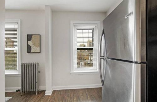 Hyde Park Apartment | Sleek & Functional 2-Bedroom Apt - Hyde Park 405