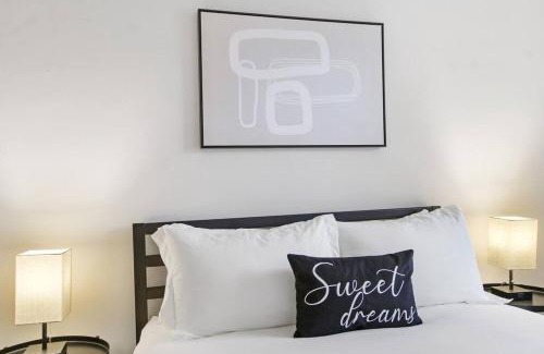 Hyde Park Apartment | Sleek & Functional 2-Bedroom Apt - Hyde Park 405