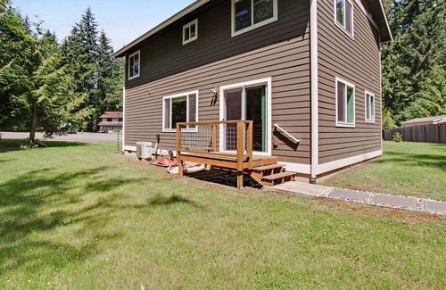 Clinton House | Sleek home with park-like property, free WiFi, gas grill & ideal location