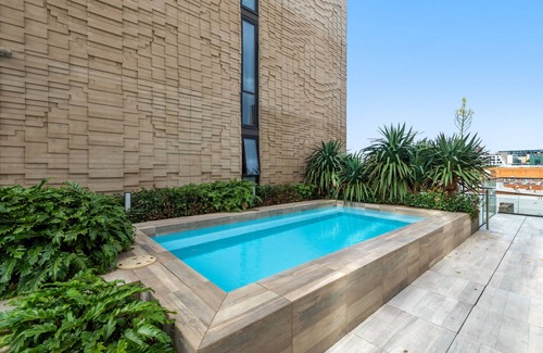 Collingwood Apartment | Sleek Inner-City 1-Bed Pad with Pool & BBQ