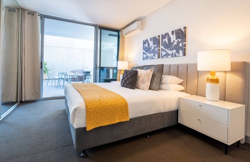 Alexandria Apartment | Sleek Inner-City Getaway in Prime Location