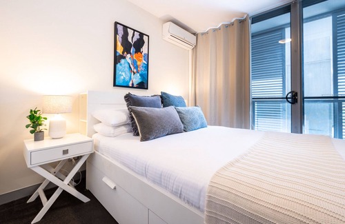 Alexandria Apartment | Sleek Inner-City Getaway in Prime Location