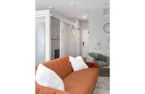 DeBaliviere Place Apartment | Sleek & Modern *Balcony, Forest Park, Barnes*