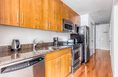 Mount Vernon Triangle Apartment | Sleek Mount Vernon 1BR w/Gym, W/D & Pool, near Chinatown, by Blueground