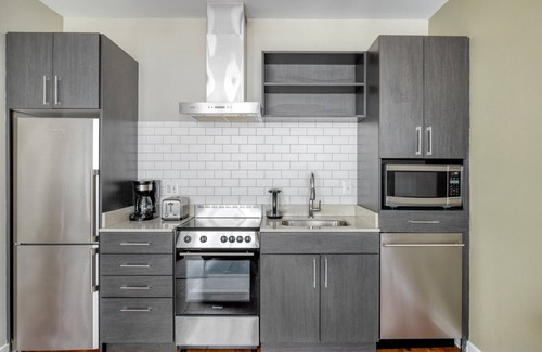 Mount Vernon Triangle Apartment | Sleek Mount Vernon 1BR w/Gym, Roof & W/D, near Metro, by Blueground