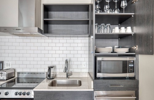 Mount Vernon Triangle Apartment | Sleek Mount Vernon 1BR w/Gym, Roof & W/D, near Metro, by Blueground