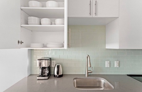 Mount Vernon Triangle Apartment | Sleek Mount Vernon Studio w/Pool, W/D & Gym, near Metro, by Blueground