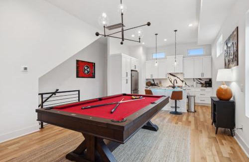 Haynes Area House | Sleek Multi-Level Stay Rooftop Views & Pool Table