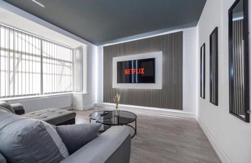 Bolton House | Sleek Retreat Modern Home with Games Room and Home Cinema Lounge-Sleeps 8