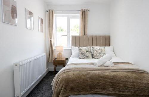 Bolton House | Sleek Retreat Modern Home with Games Room and Home Cinema Lounge-Sleeps 8