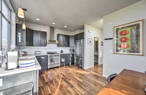 North Queen Anne House | Sleek Seattle Home w/Rooftop Patio & Views!