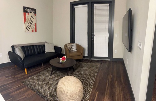 North Burnet Apartment | Sleek & Serene 1BR Retreat – Minutes from Everything