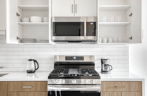 Silver Lake Apartment | Sleek Silverlake 1BR w/W/D & Roof, nr 5 & 10 freeways, by Blueground