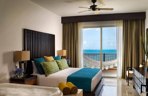 Playa Mujeres Resort | Sleek Sophistication: Experience Luxury in a 3 Bedroom Loft, Villa del Palmar
