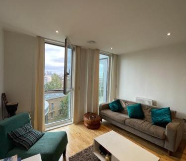 Greenwich Apartment | Sleek & Sunny 1BD Flat Near Greenwhich - Deptford!