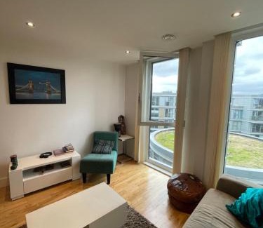 Greenwich Apartment | Sleek & Sunny 1BD Flat Near Greenwhich - Deptford!