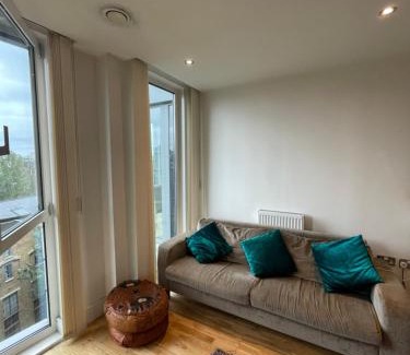 Greenwich Apartment | Sleek & Sunny 1BD Flat Near Greenwhich - Deptford!