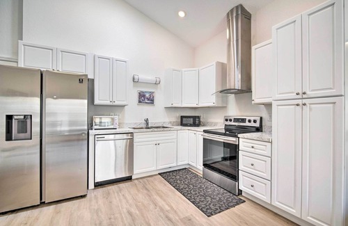 Tavares Condo | Sleek Tavares Condo 3 Miles to Downtown