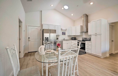 Tavares Condo | Sleek Tavares Condo 3 Miles to Downtown