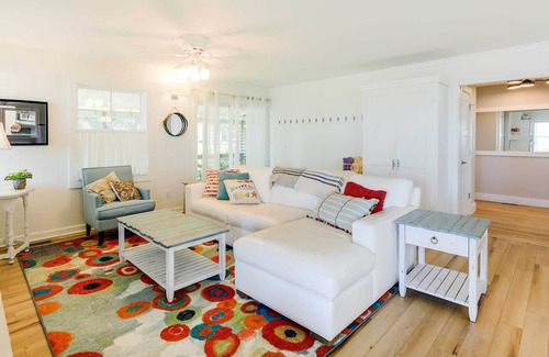 Newport Cottage | Sleek Waterfront Cottage in Newport w/ Kayaks!