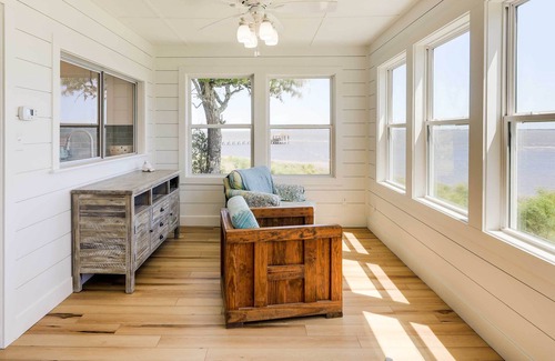 Newport Cottage | Sleek Waterfront Cottage in Newport w/ Kayaks!