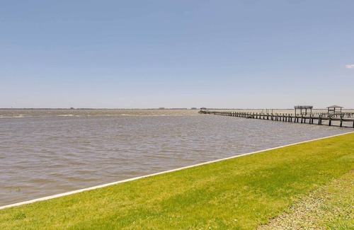 Newport Cottage | Sleek Waterfront Cottage in Newport w/ Kayaks!