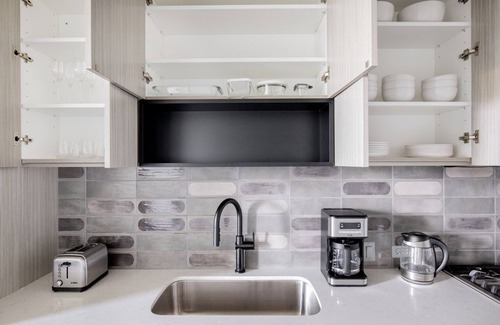 Near West Side Apartment | Sleek West Loop 1BR w/Dog Run & Gym, nr Union Park, by Blueground