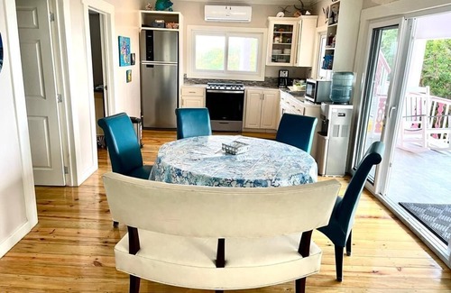 Isla de Utila House | Sleep 10 in this Utila Suite, complete with full kitchen.