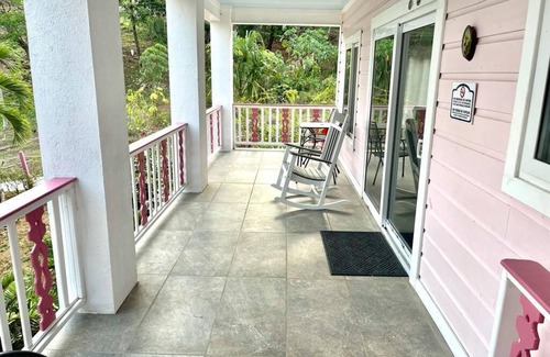 Isla de Utila House | Sleep 10 in this Utila Suite, complete with full kitchen.