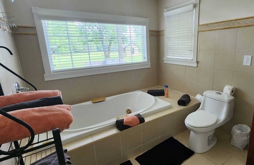 Loganville House | Sleep 8. Large house in Loganville