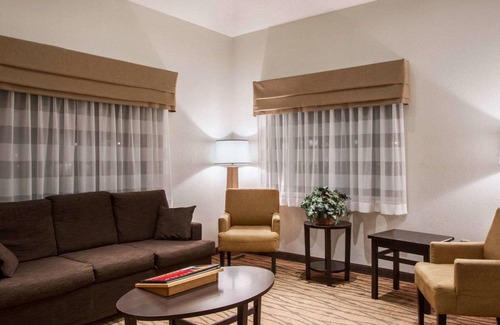 Cheektowaga Hotel | Sleep Inn & Suites Buffalo Airport