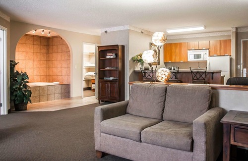 Minot Hotel | Sleep Inn & Suites Conference Center and Water Park