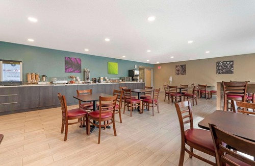 Lake Delton Hotel | Sleep Inn & Suites Lake Delton-Wisconsin Dells Newly Renovated 2024