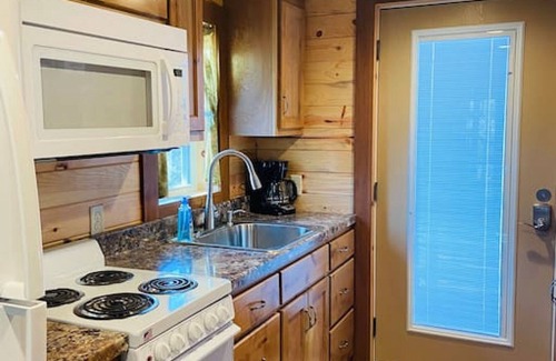 Guild Cabin | sleepin bear · NO SUNDAY CHECK INS TREEHOUSE CABIN , hot tub,