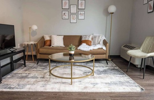 Des Moines Apartment | Sleepover: Airy 1BD/1BA - Downtown Des Moines