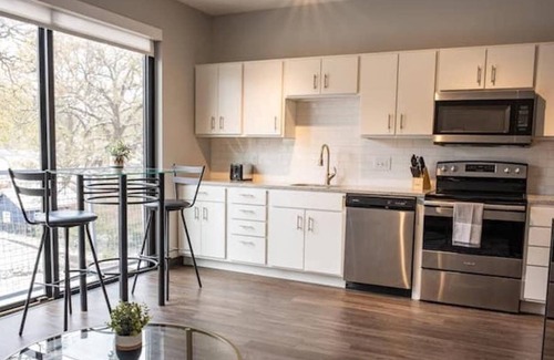 Des Moines Apartment | Sleepover: Airy 1BD/1BA - Downtown Des Moines