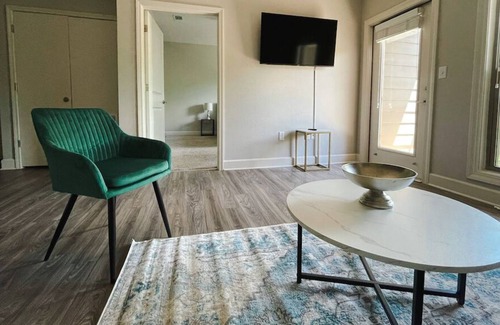 Ferndale House | Sleepover: Dazzling 1BD/1BA + Gym - Little Rock
