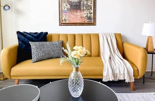 Corryville House | Sleepover: Luxurious 1BD/1BA + Gym - Downtown Cincinnati