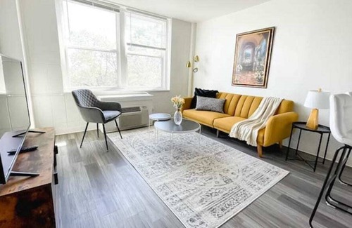 Corryville House | Sleepover: Luxurious 1BD/1BA + Gym - Downtown Cincinnati