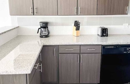 Corryville House | Sleepover: Luxurious 1BD/1BA + Gym - Downtown Cincinnati