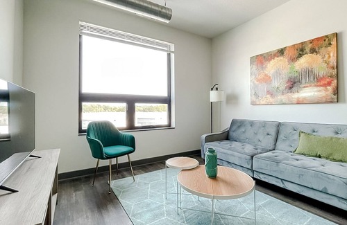 Windsor Heights Apartment | Sleepover: Picturesque 1BD/1BA + High Ceiling - Des Moines