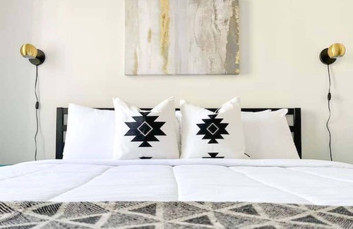 Downtown Kansas City Apartment | Sleepover: Rare 1BD/1BA + Gym & View - Downtown KC