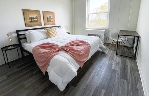 Corryville Apartment | Sleepover: Stunning 1BD/1BA + Gym - Downtown Cincinnati