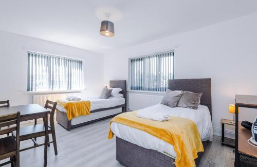 Skipton House | Sleeps 10-5 Beds-Parking-Contractors Stay-Fast WiFi