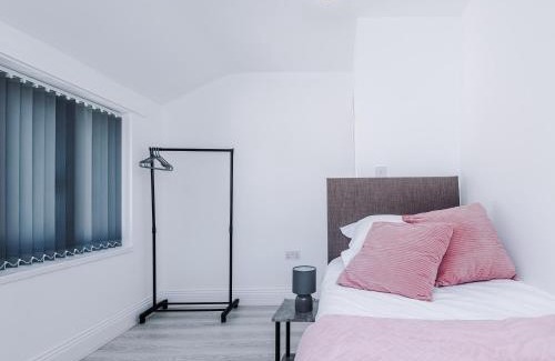 Skipton House | Sleeps 10-5 Beds-Parking-Contractors Stay-Fast WiFi